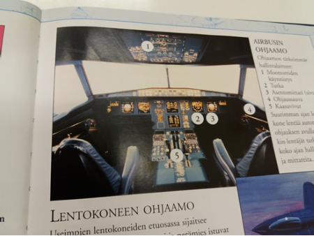 Kuva kirjassa olevasta lentokoneen ohjaamosta