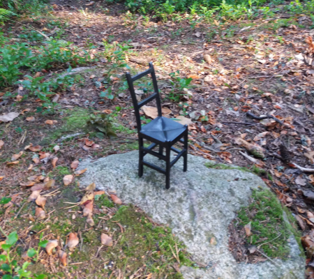Kuvassa tuoli kiven päällä