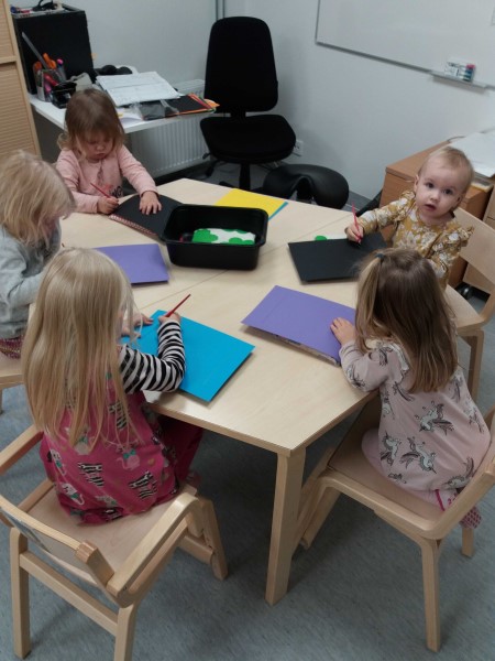 Lapset tekevät pistelytöitä uvassa lapset tekevät pistelytöitä pöydän ääressä
