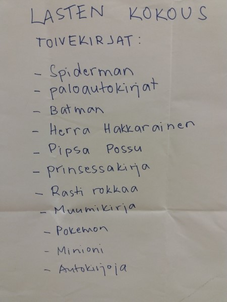 kuvassa käsinkirjoitettu lista lasten toivekirjoista: spiderman, paloautokirjat, barman Herra Hakkarainen, Pipsa possu jne. 