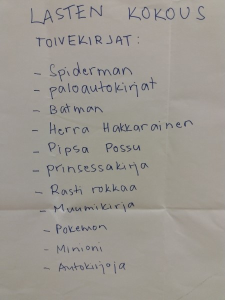 kuvassa käsinkirjoitettu lista lasten toivekirjoista: spiderman, paloautokirjat, barman Herra Hakkarainen, Pipsa possu jne.