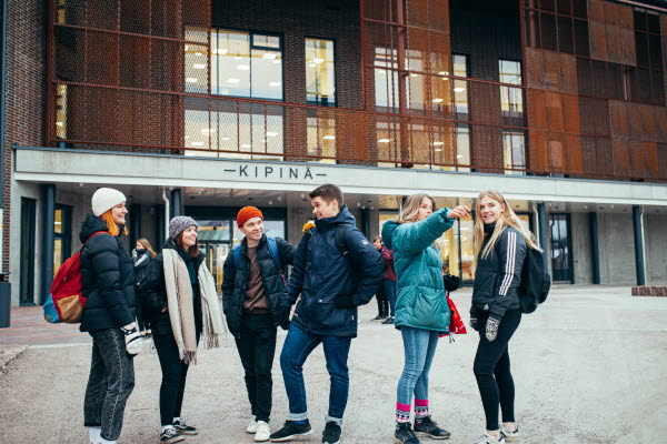 Kipinä-talo ulkoapäin oppilaiden kanssa