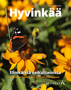 Hyvinkäälehden kannessa kukkia ja perhonen.
