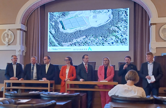Ympäristölautakunnan puheenjohtaja Santeri Leinonen esittelee Hyvinkään Lämpövoiman kaukolämmön kausivarastohanketta.
