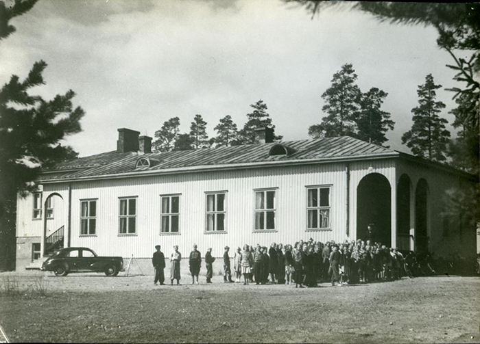 Hyvinkäänkylän kansakoulun rakennus vuonna 1950. Hyvinkään kaupunginmuseo, Aulis Saviahon kokoelma.
