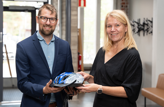 Liikenneturvallinen kunta -pilottihankkeen allekirjoittivat Pasi Anteroinen ja Johanna Luukkonen.
