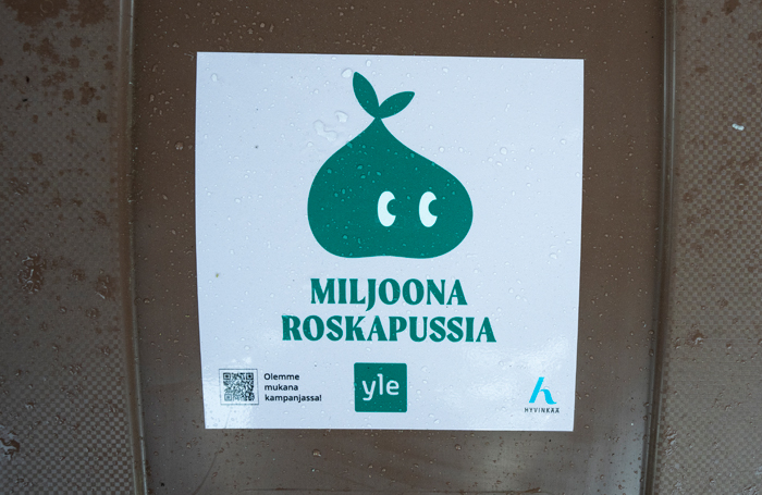 Miljoona Roskapussia -tarra roskalaatikossa.