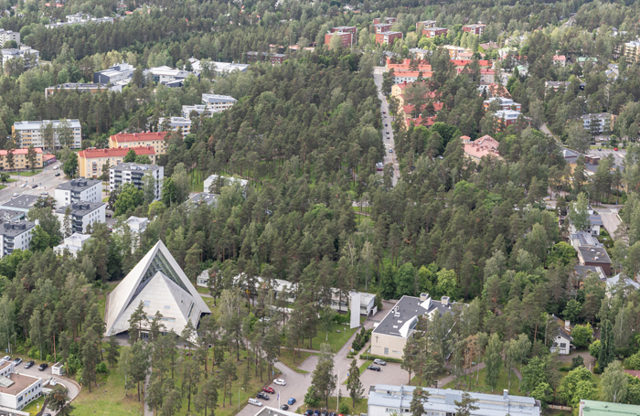 Parantolanpuisto ja Hyvinkään kirkko.