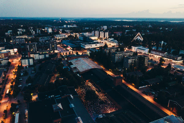 Villatehtaan ympäristö iltavalaistuksessa.