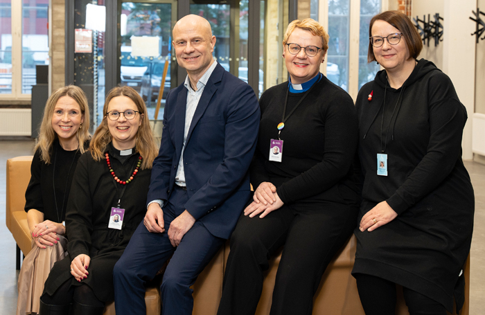 Yhteistyosopimuksen allekirjoituksessa mukana olleet hymyilevät kameralle.