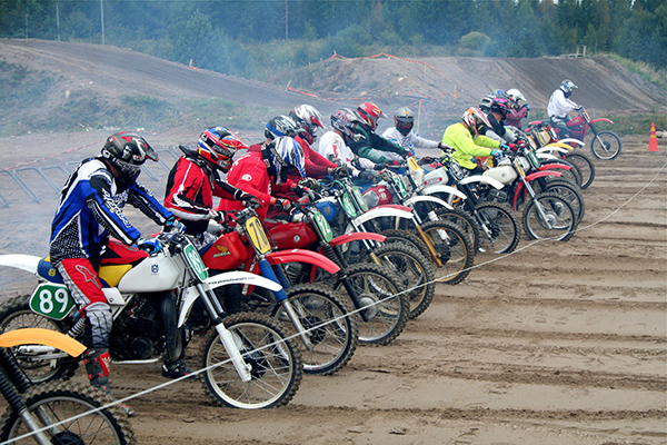 vauhtipuistossa moottoripyörillä, kisa